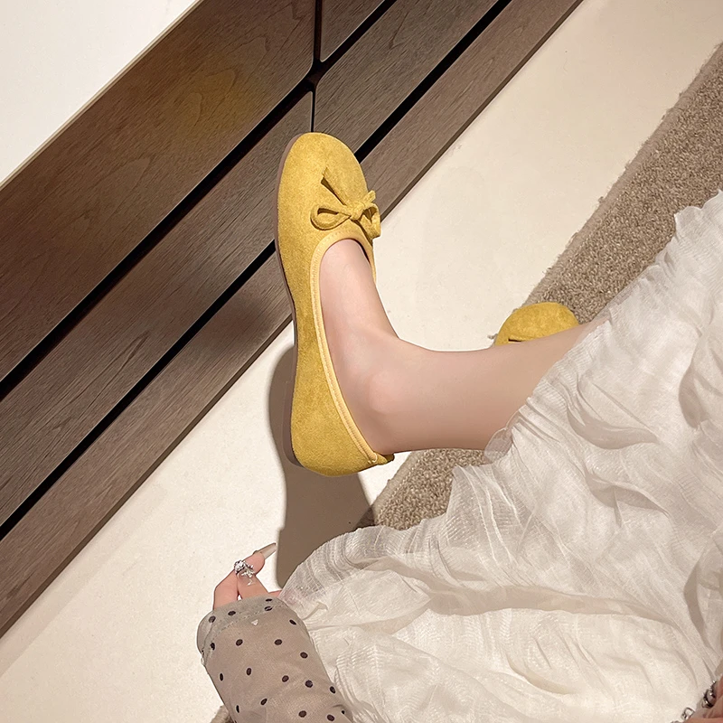 Damen Ballerinas mit Schleifendekoration, runder Zehenpartie, aus Wildleder, zum Hineinschlüpfen. – Detail 11