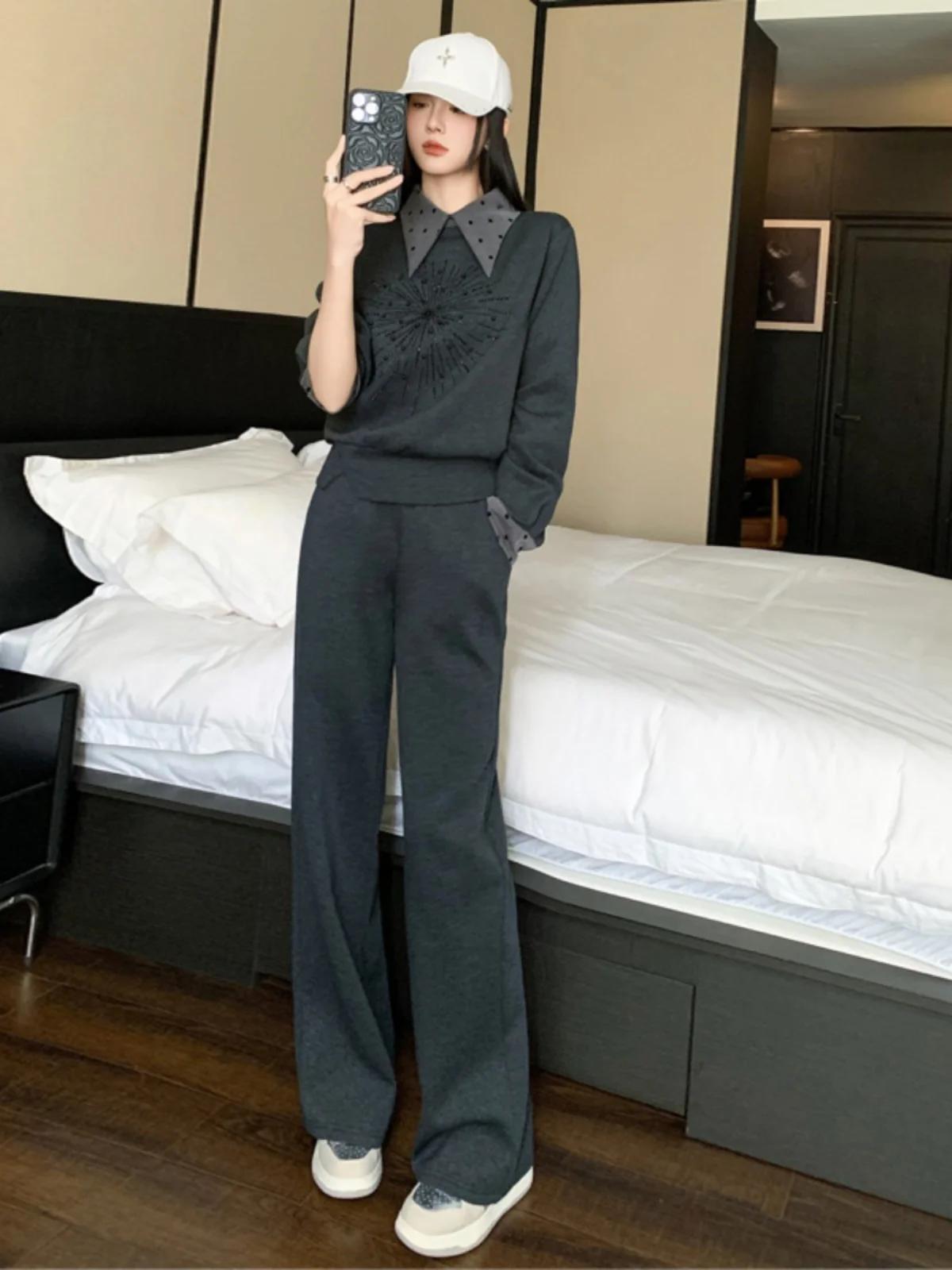 

Elegant Casual Sportswear Set for Women Heavy Embellished Sweatshirt Wide Leg Pants Spring 2026 Fashion High End Diamond Detail