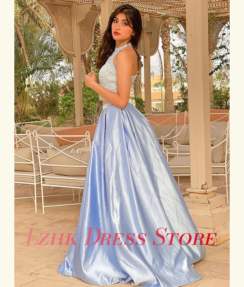 ชุดราตรีผ้าซาตินทรงเอไลน์แต่งลูกไม้แบบสั่งตัดพิเศษ คอทรงโอ แขนกุด ยาวกรอมพื้น ให้ลุคสง่างาม