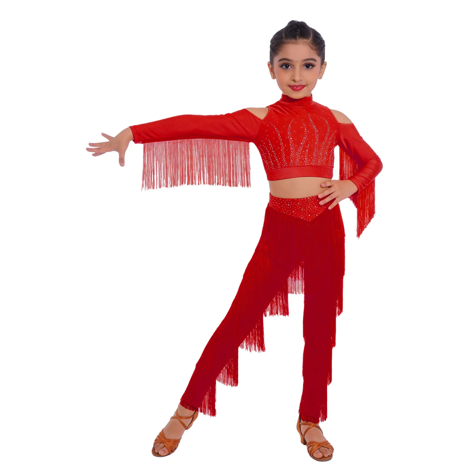 

Детский костюм для латиноамериканских танцев (ча-ча, самба) для девочек: укороченный топ с открытыми плечами, длинными рукавами, стразами и бахромой, а также брюки с многоярусной бахромой.