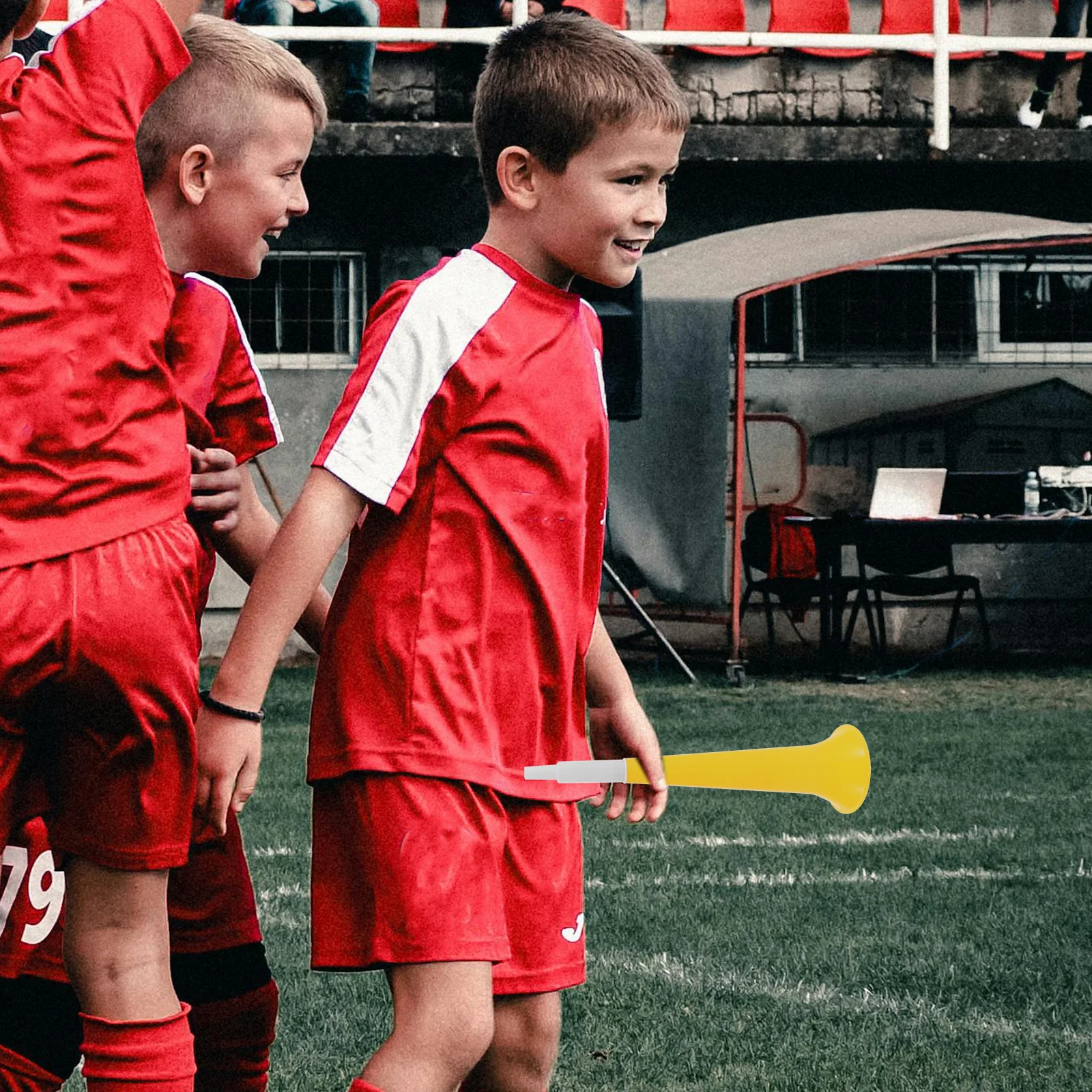 

4pcs Football Football Game Noise Makers Plastic Noise Makers For Soccer Game Party Favors Trumpet Stadium Cheering Props