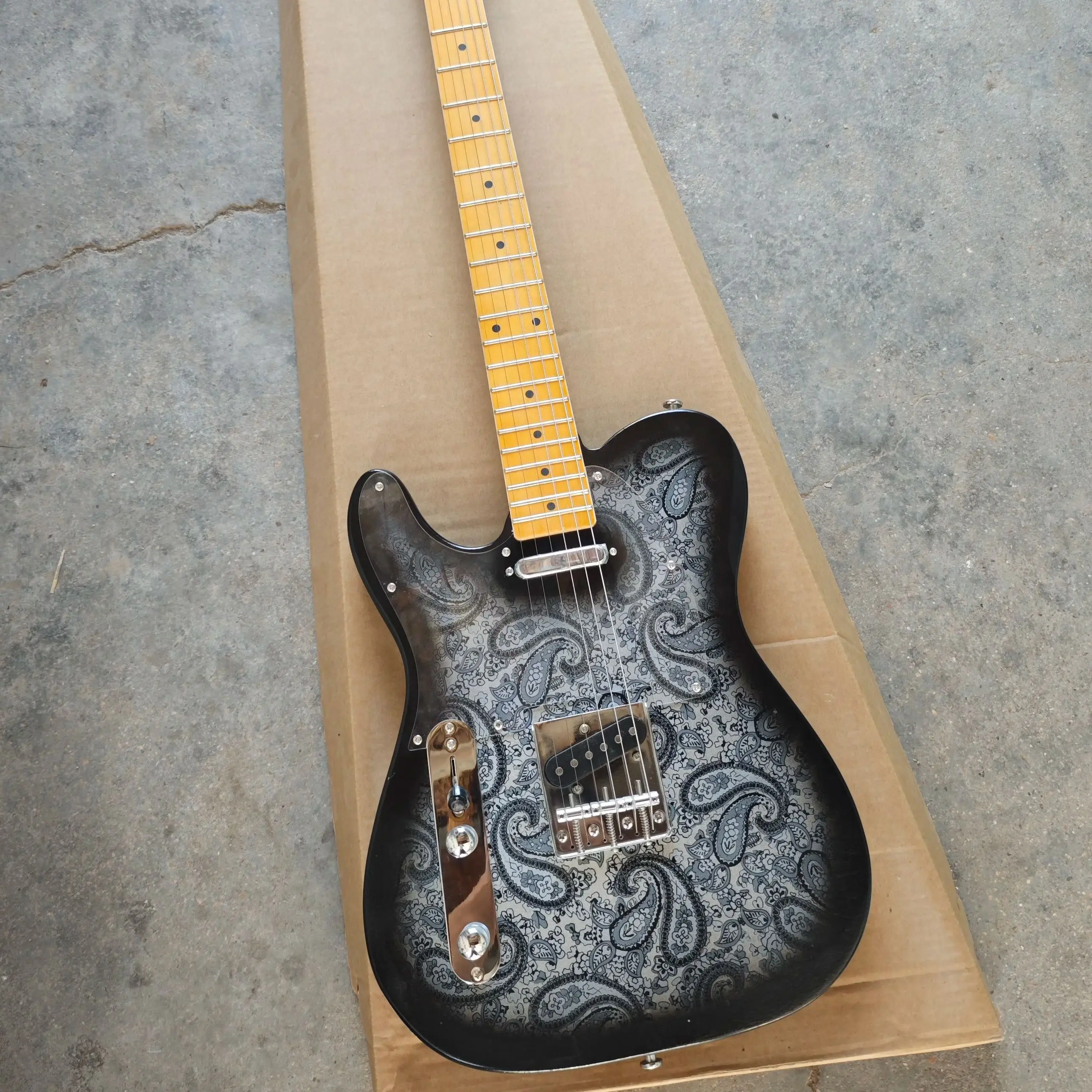 

Black-gray printed basswood body and maple neck around the left-handed piano body.