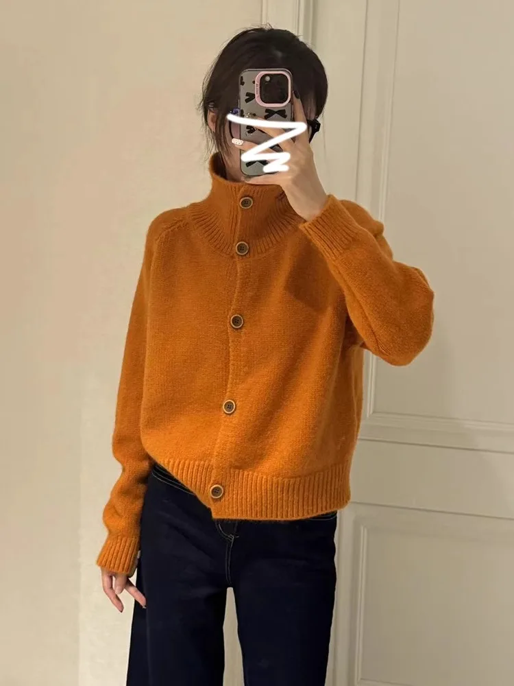 سترة محبوكة رمادية بياقة عالية للنساء، موديل ربيع وخريف 2025 الجديد، بأسلوب كوري عصري وأنيق، إحساس راقي