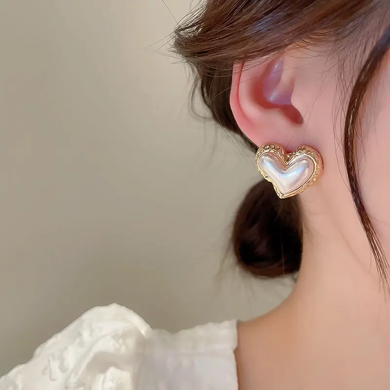 Korean Fashion Silver Needle Pleated Pearl Mermaid Stud Earrings for Women Simple Temperament Heart Earring Valentines Day Gift