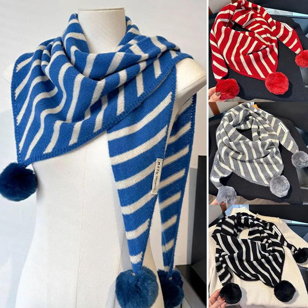

Новый шерстяной полосатый треугольный шарф, вязаная шаль с меховыми шариками, осенне-зимний теплый и универсальный шарф в полоску из 100% шерсти