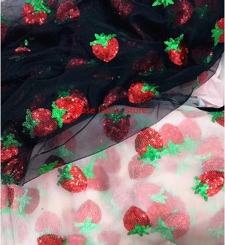 

Ткань с вышивкой клубничным узором и пайетками, кружевная ткань с клубничным узором и пайетками, тюлевая ткань для платьев, юбок-пачек, летних платьев, 1 ярд