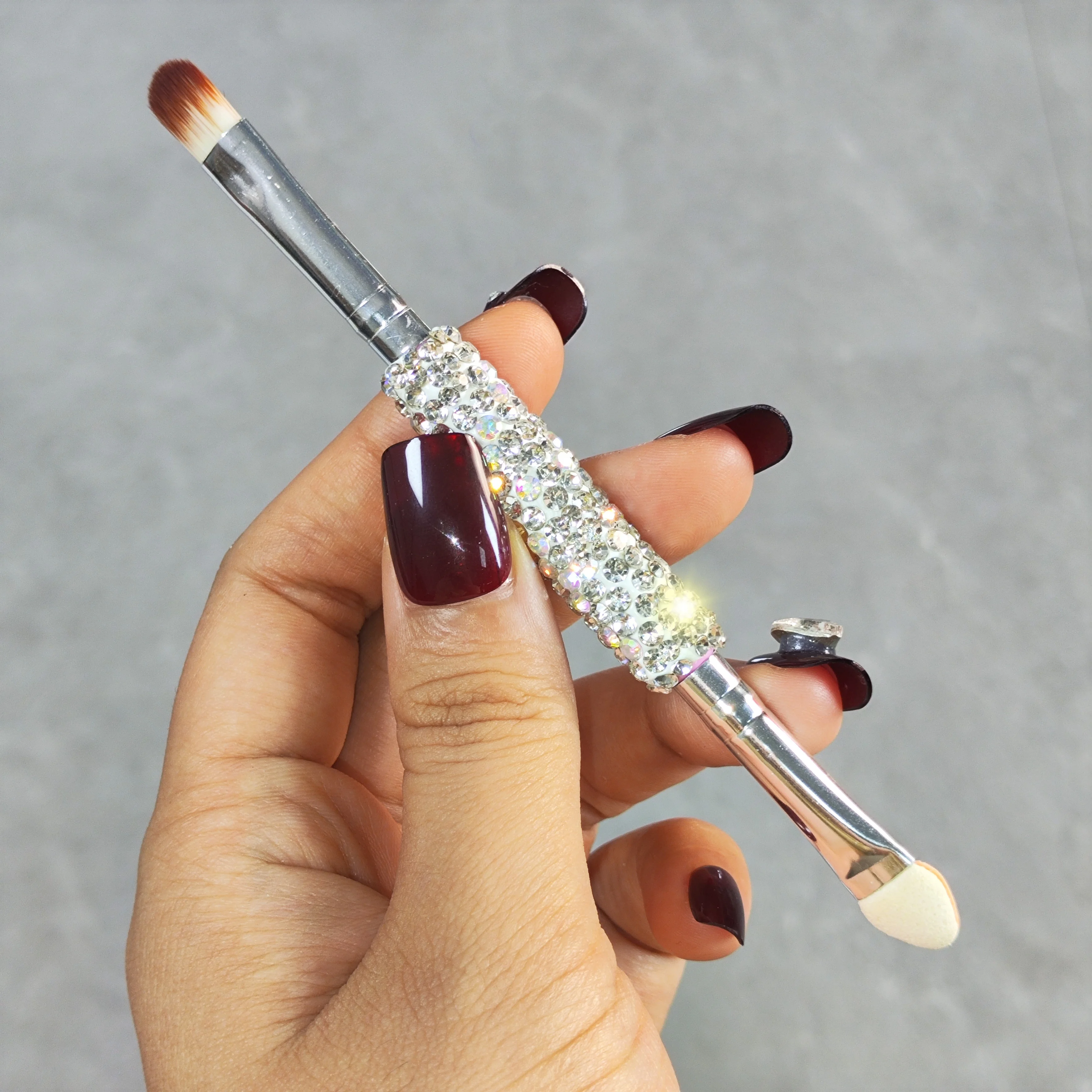 Pincel de sombra esponja de cabeça dupla de alto nível de aparência conjunto de diamante artificial viagem portátil delineador macio pincel de maquiagem para os olhos