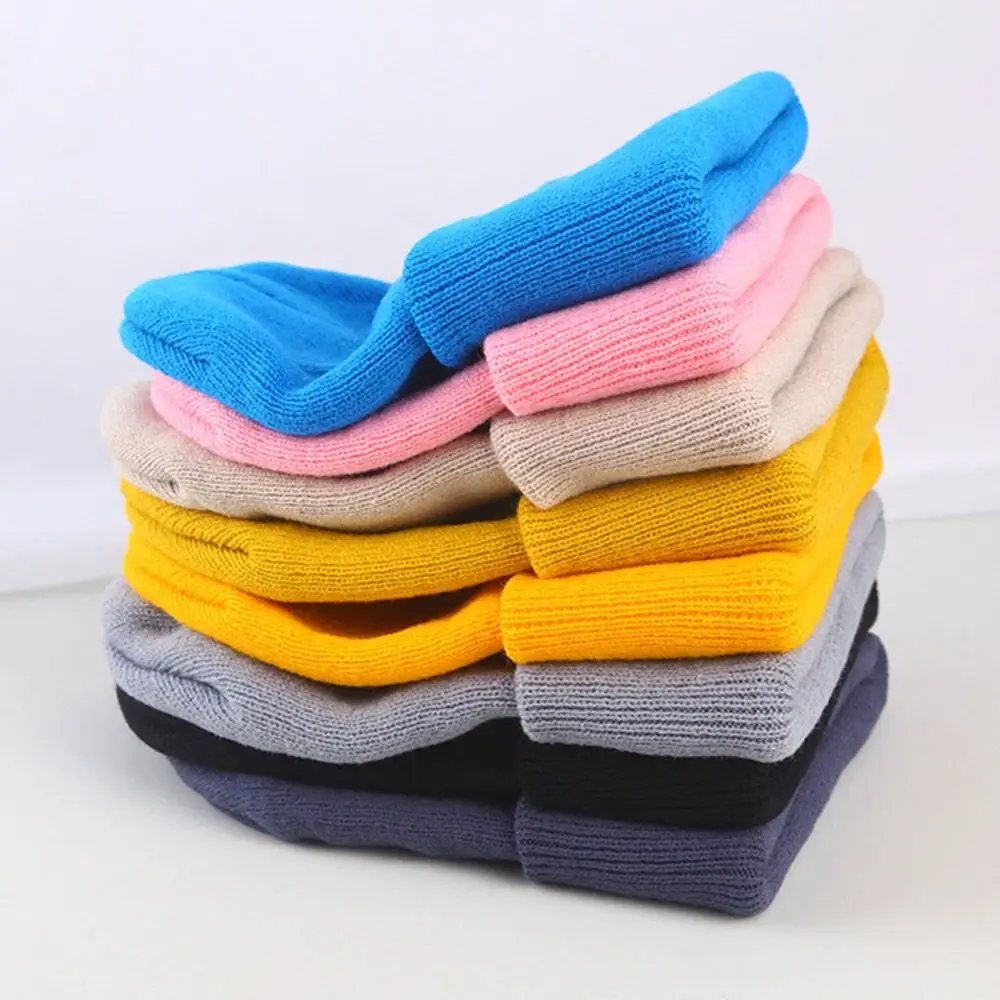 男性と女性のための厚くてカジュアルなビーニーキャップ,耳の保護,保温,モノクロのボンネット,屋外,かわいい,冬