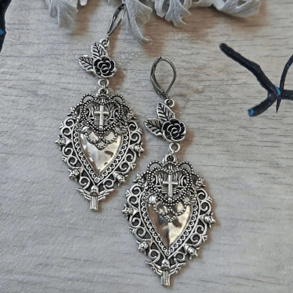 Gothic Retro Silver‑Tone Filigree Rose Heart Cross Lace‑Style Dangle Earrings for Women Retro Alternative Leverback Ear Jewelry