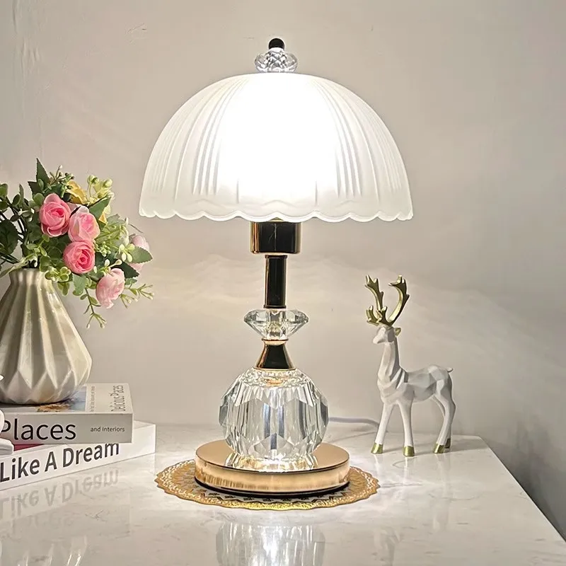 Lámpara de escritorio de cristal, de alta gama, moderna, sencilla, para dormitorio, mesita de noche, lujo ligero, versátil, para estudio, boda, hogar