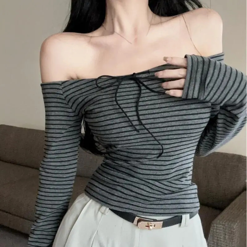 

Сексуальная полосатая футболка с длинными рукавами и низким вырезом на одно плечо для пикантных девушек, женская весенне-осенняя облегающая нижняя рубашка с галстуком, топ