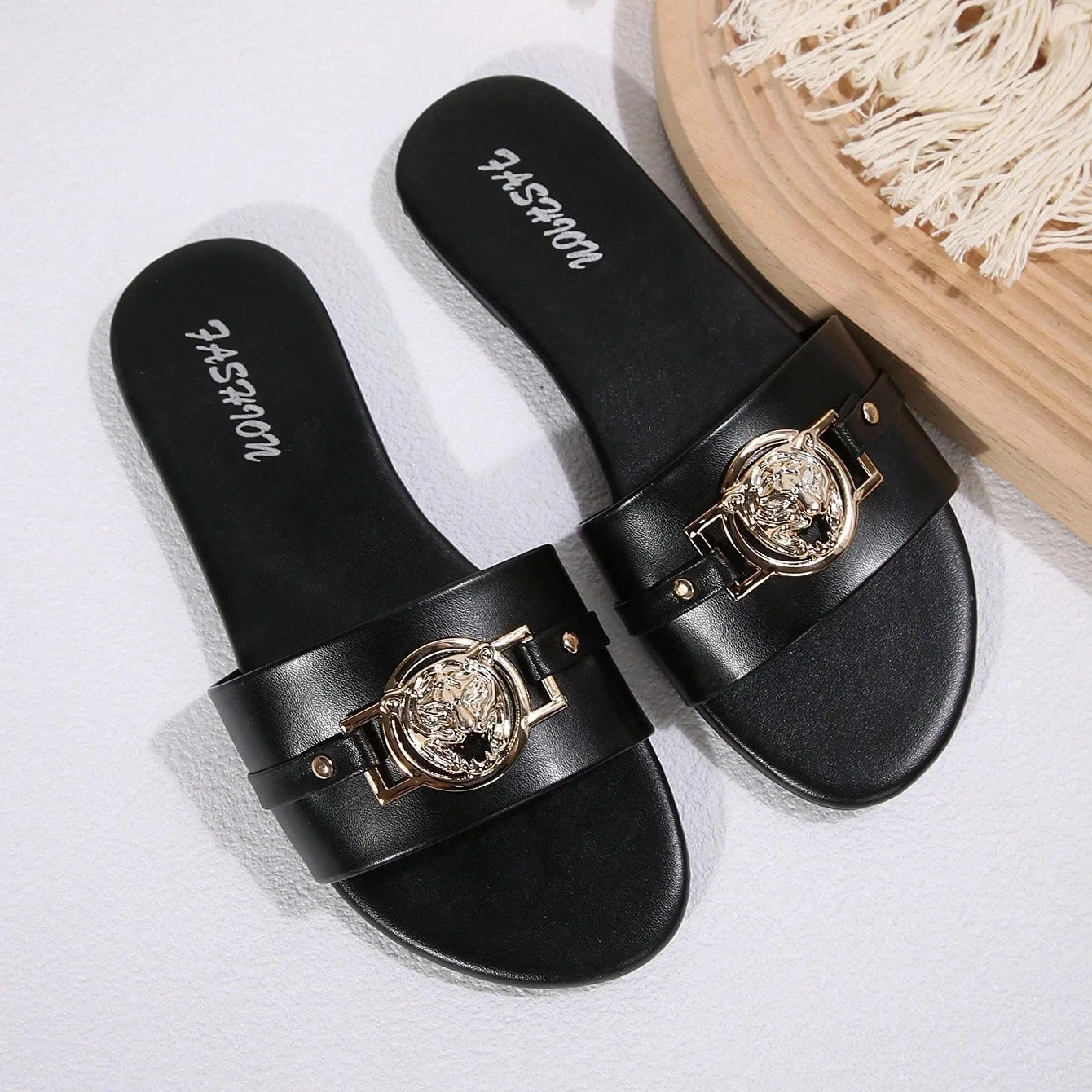 Lion Head New Style Damenschuhe – Modische Flip-Flops – Klassischer Stil – Vielseitig – Einfarbig – Metalldekor – Runde Zehenpartie – Fla – Detail 5
