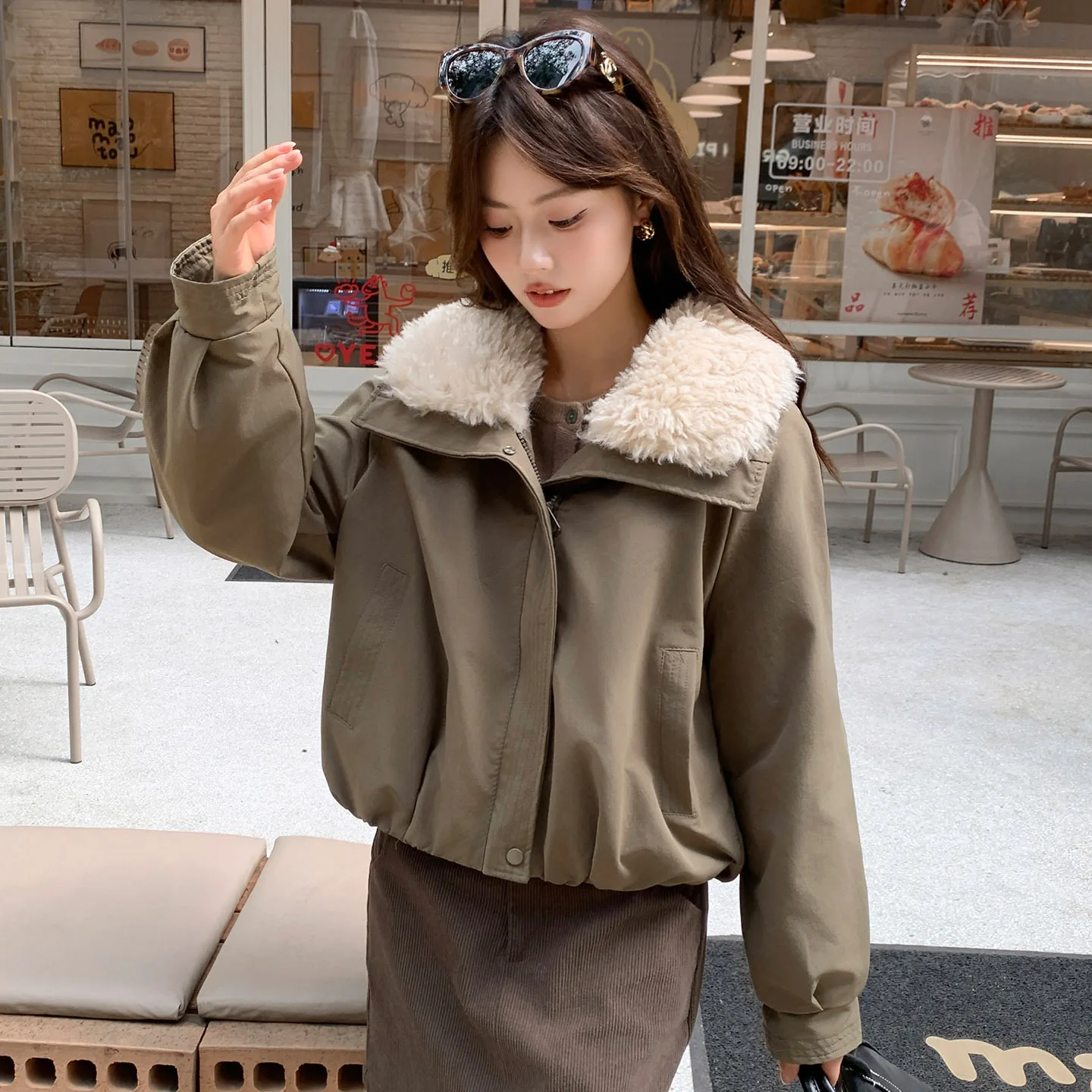 Women Fleece Lined Thick Parka Jacket Faux Lamb Wool Lining Lapel Collar Fashion Warm Winter Outerwear Casual Trendy Short Coat