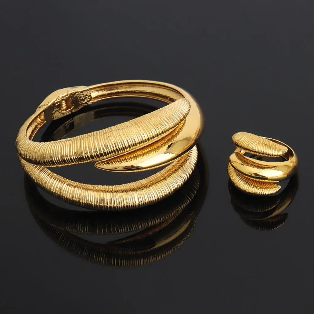 

Hollow Surround Necklace Style Nigeria Jewelry Dubai Gold Plated Woman Jewelry Set Copper Material Necklace Earrings Bangle Ring