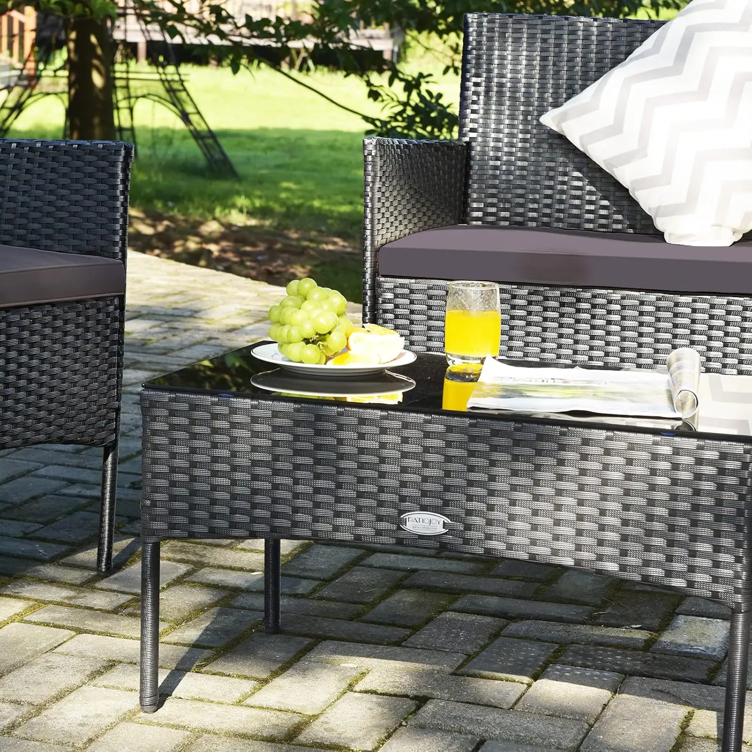 4-teiliges Patio-Rattan-Gesprächs set, Korb möbel im Freien mit Couch tisch aus gehärtetem Glas und dickem Kissen