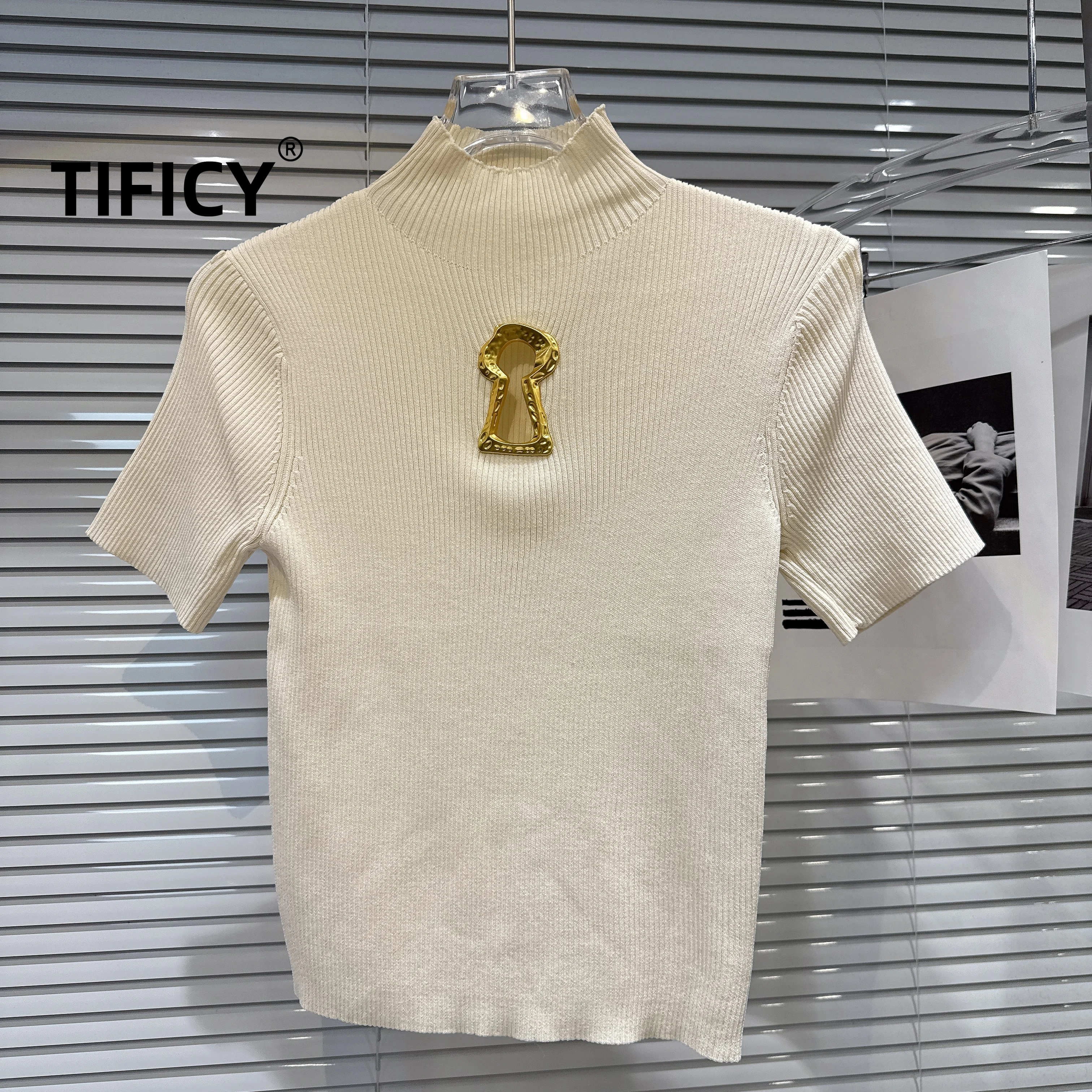 

High Street Tank Tops Women's Summer New Metal Hollow Buckle Design Knitted Shirt Short Sleeved T-shirt Small Shirt