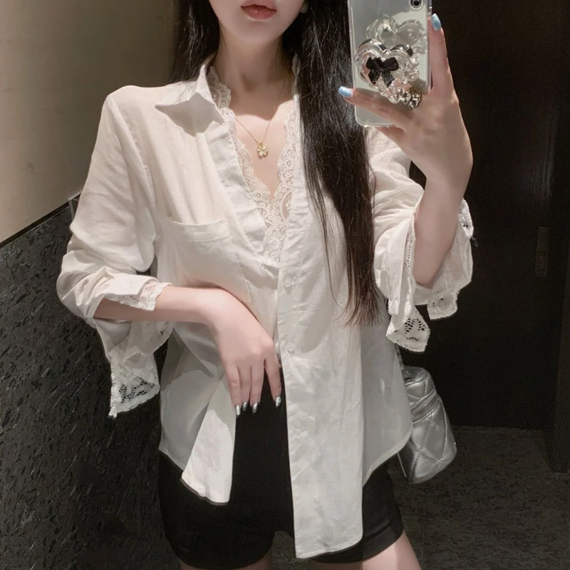 Frühling Sommer Spitzen-Patchwork Weiße Bluse Damen Lässige Langarm Koreanische Y2k Kleidung Lockerer V-Ausschnitt Knopfleiste Oberteile und Blusen