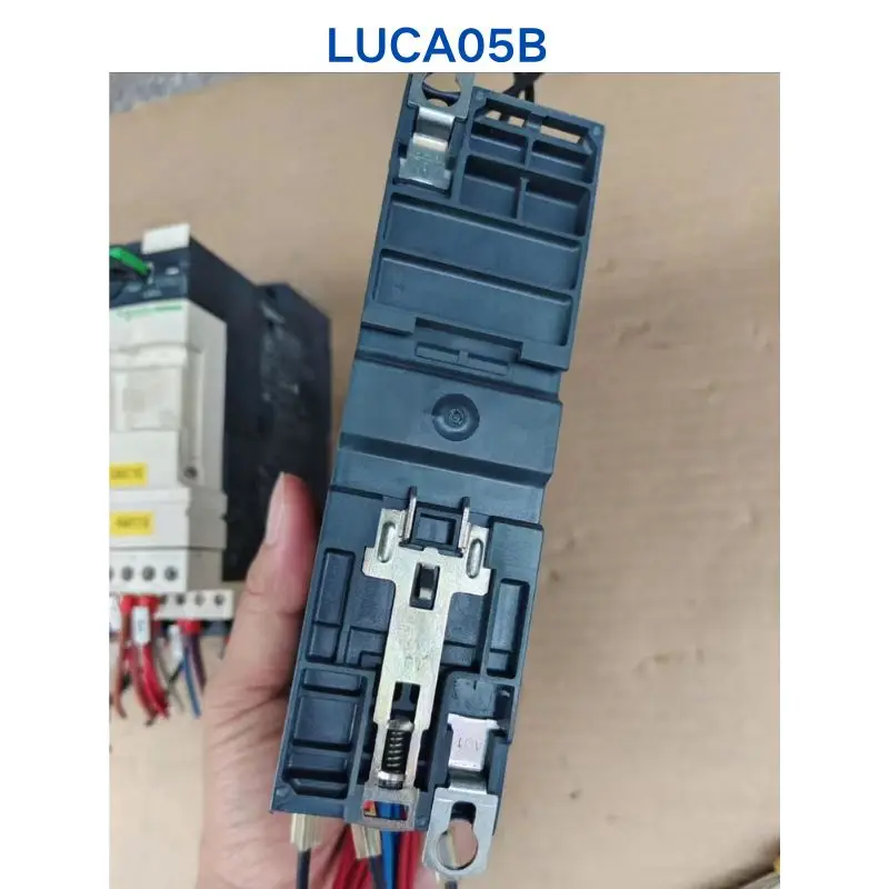 95% nuovo controller Schneider LUCA05B