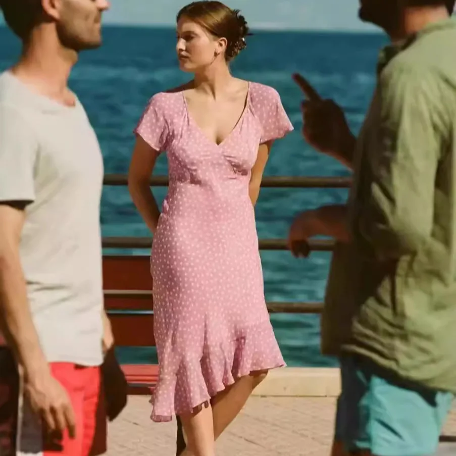 

Летняя новинка: розовое платье в горошек с асимметричным подолом, рукавами-фонариками и воротником-стойкой, из гладкого волокна, средней длины, для весны, осени и зимы.