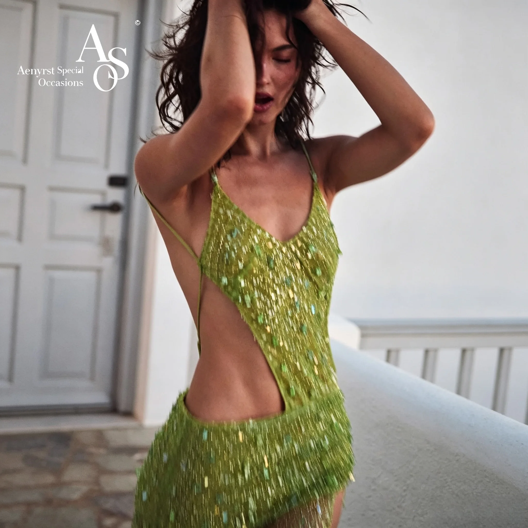 Green chiffon halter-neck strapless long dress suitable for formal occasions and dance parties The sheer skirt reveals the waist