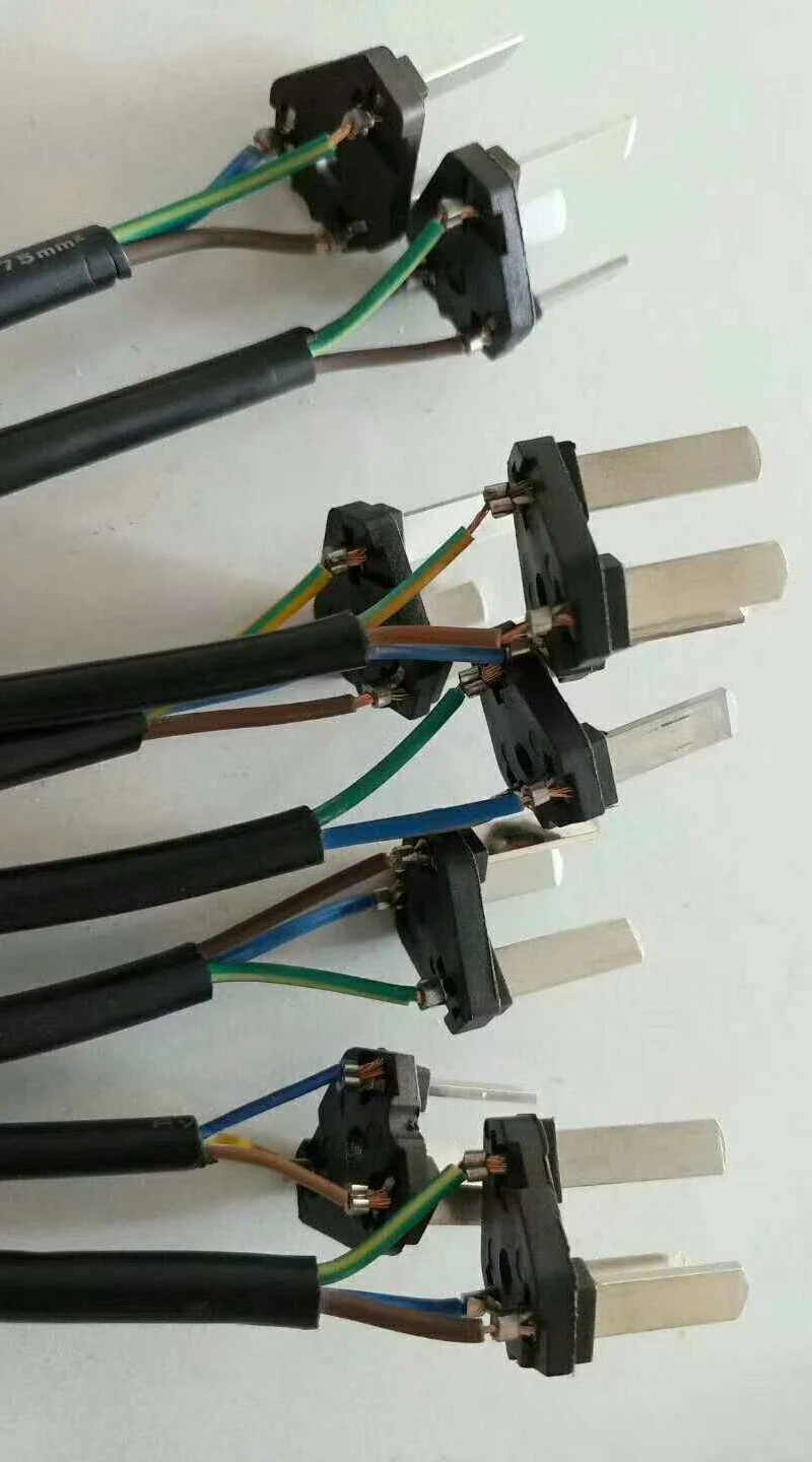 Attrezzatura automatica per la produzione di cavi con macchina per crimpare cavi a 3 pin con alimentazione a piastra vibrante e terminale di punzonatura