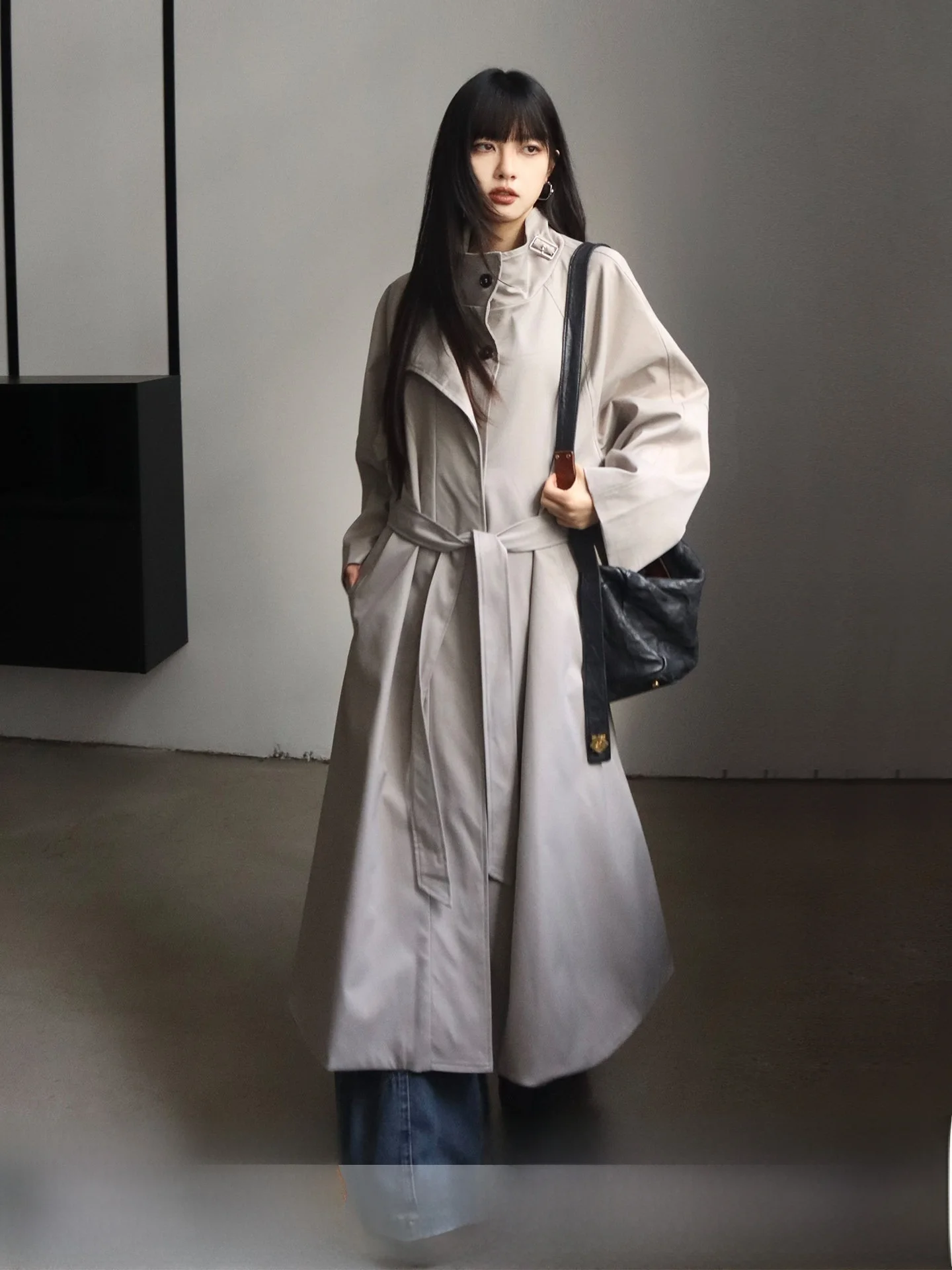 

Длинное приталенное пальто: модный дизайн, воротник-стойка, женская верхняя одежда, осень 2025, новинка, свободный крой, стильная ветровка