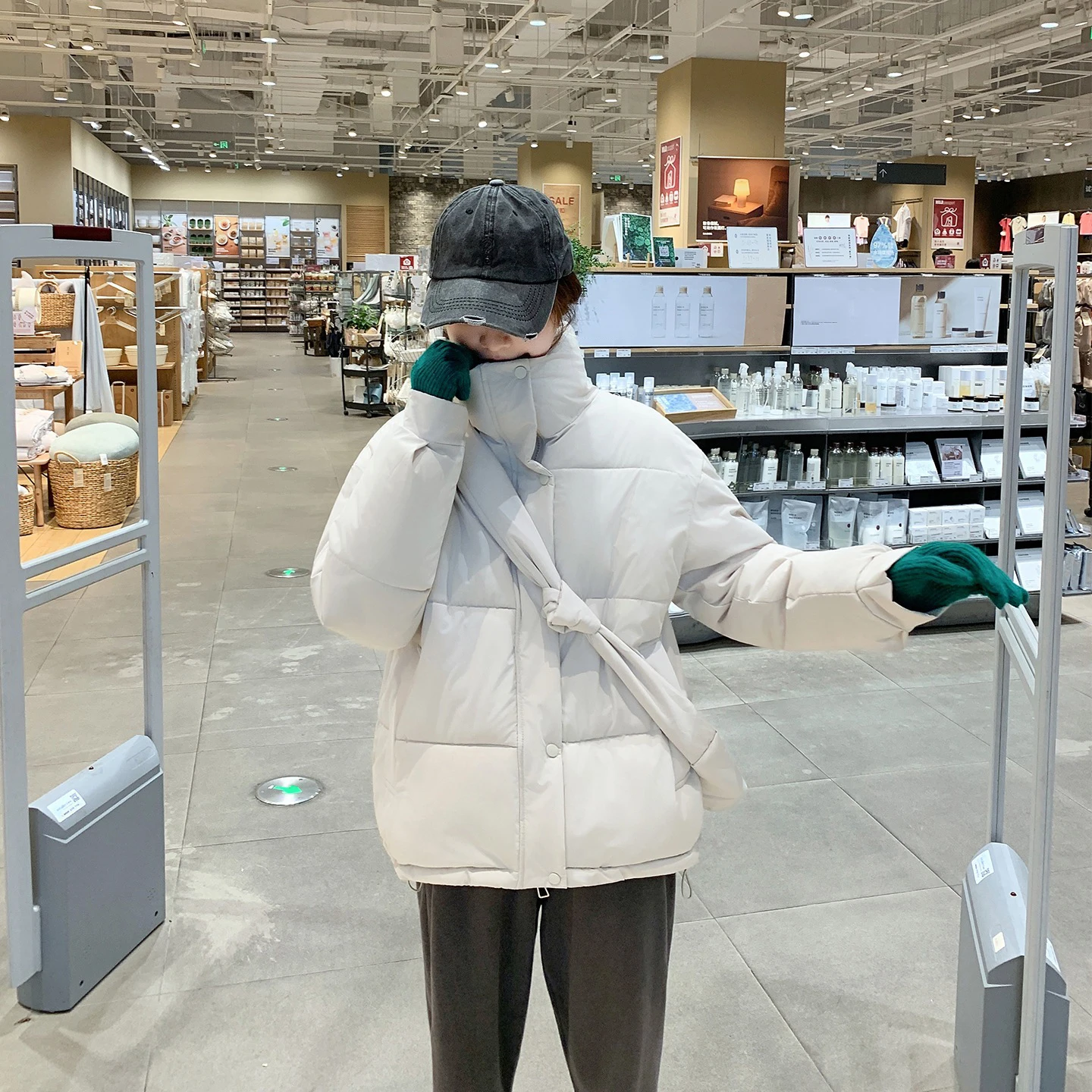 جديد الوقوف طوق بلون المرأة معطف الشتاء الكورية بسيطة طويلة الأكمام سترة دافئة مع حقيبة عارضة أزياء رشاقته معطف