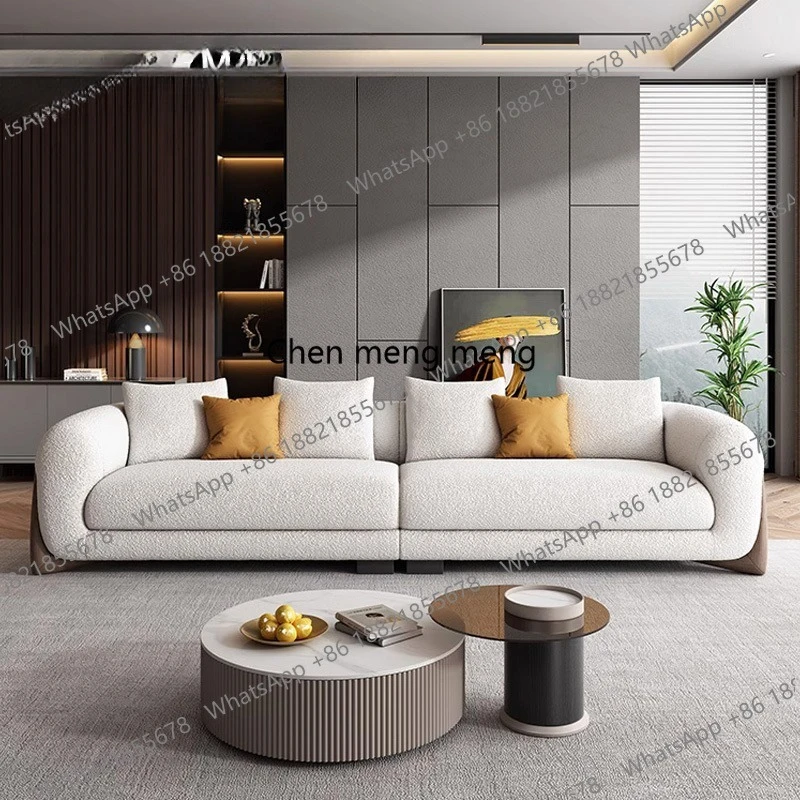 

Трехместный диван с обивкой из белого букле и деревянными ножками