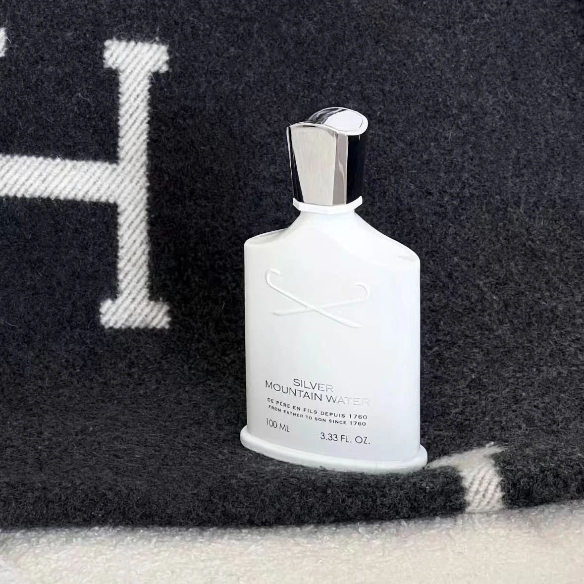 100ML 럭셔리 향수 우디와 프루티 노트가 어우러져 완벽하게 균형 잡힌 스모키 향이 살짝 섞여 모든 상황에 적합