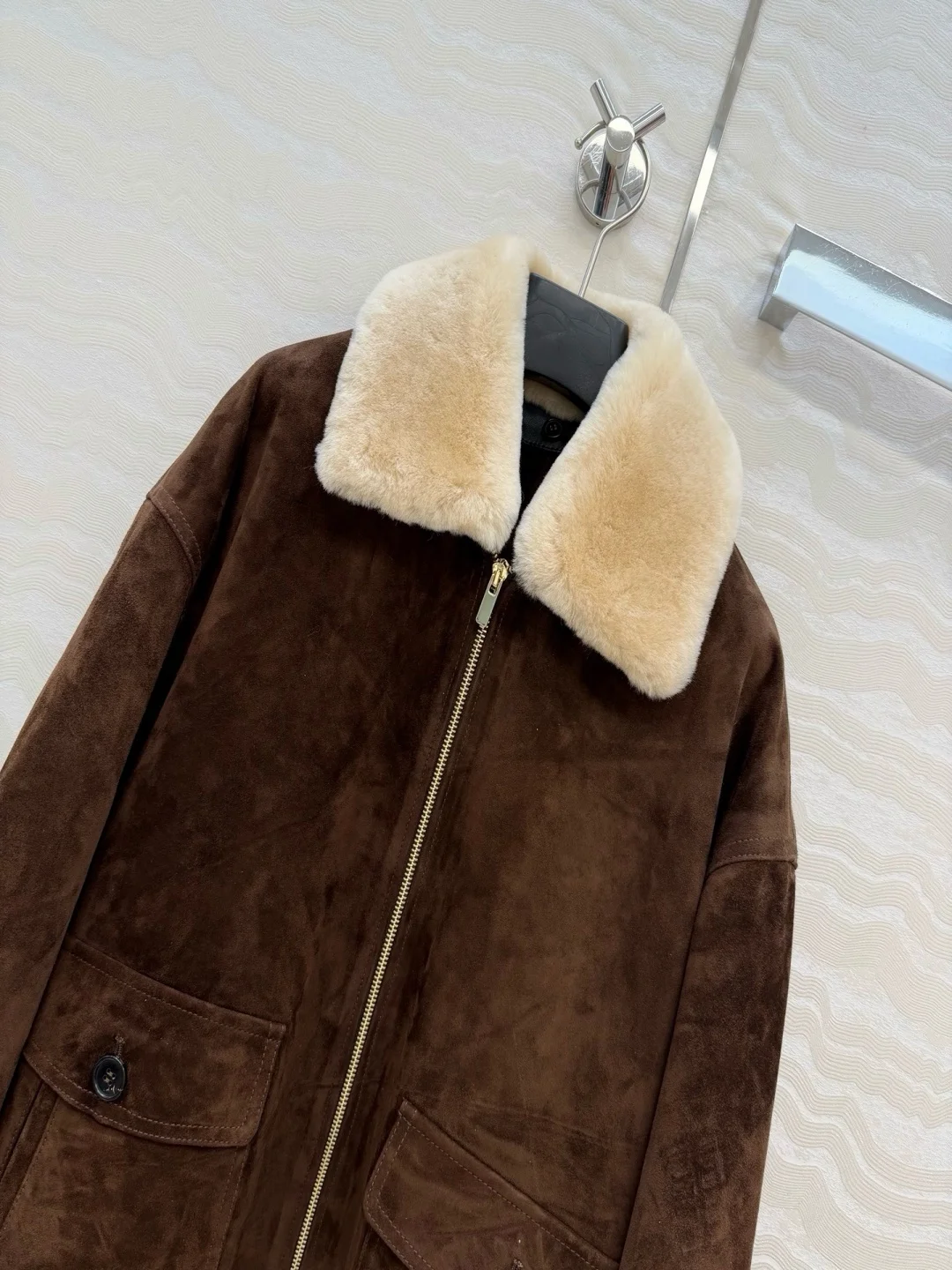Trench vintage in pelle scamosciata marrone e giacca bomber oversize con collo in pelliccia sintetica. Simpatica giacca in cotone di velluto a coste stile intellettuale