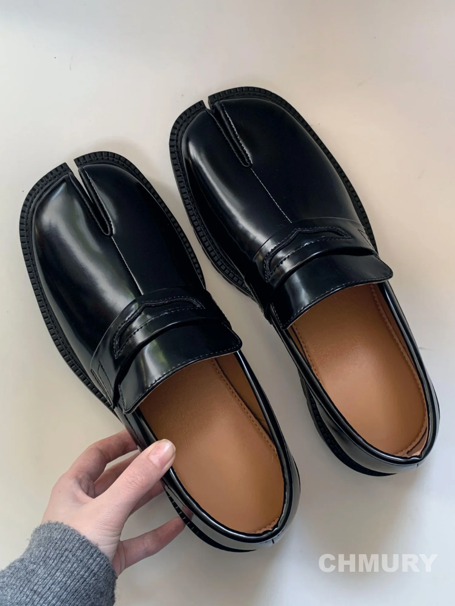 

CHMURY Tabi Shoes Loafers for Men and Women Split Toe Thick Sole Casual Patent Leather Tabis Tebby Tabi Loafers Women Moccasins