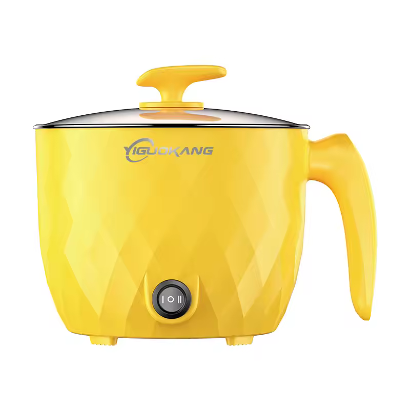 다기능 전기 밥솥으로 요리하는 모습