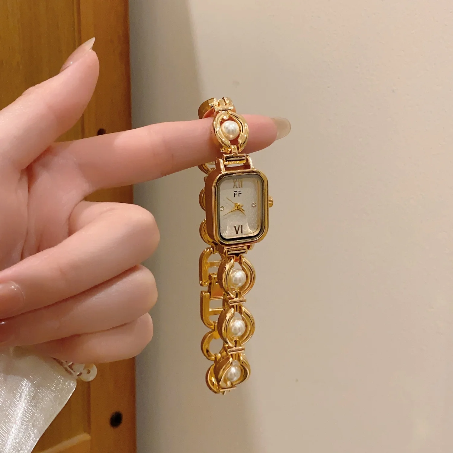 

Brand National Style Pearl Bead Bracelet Bracelet Watches for Women Exquisite Square Quartz Ladies Watch Luxury Wristwatches