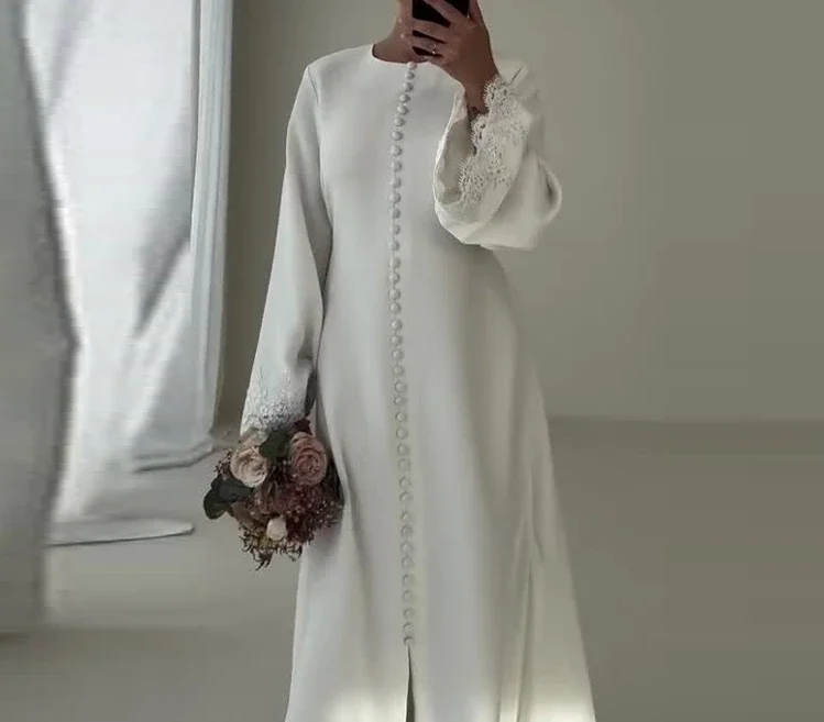 فستان طويل برقبة دائرية بلون سادة وأكمام بوق وأكمام طويلة