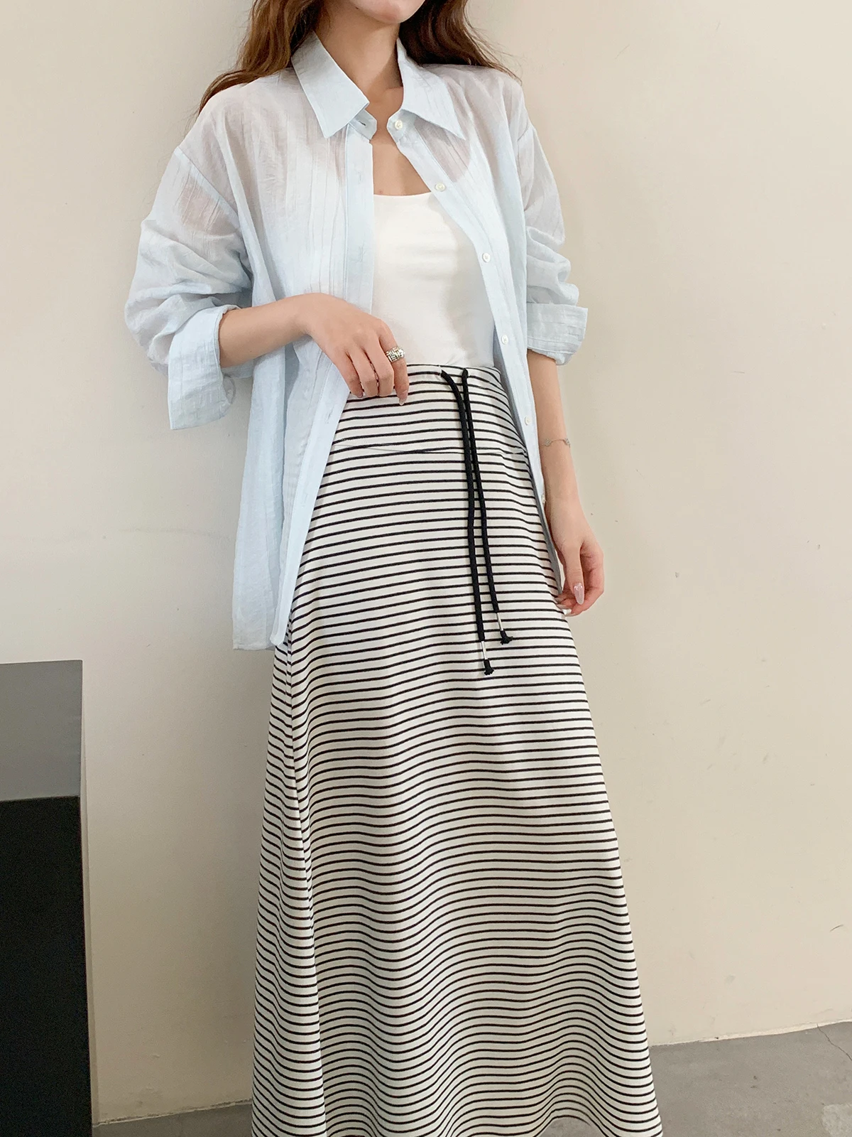 

Новая весенняя женская юбка в корейском стиле: полосатая, облегающая, с эластичным поясом на шнурке, средней длины