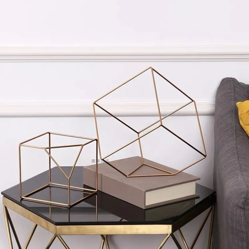 

Золотые металлические геометрические декоративные украшения для свадебного стола в стиле флористической архитектуры