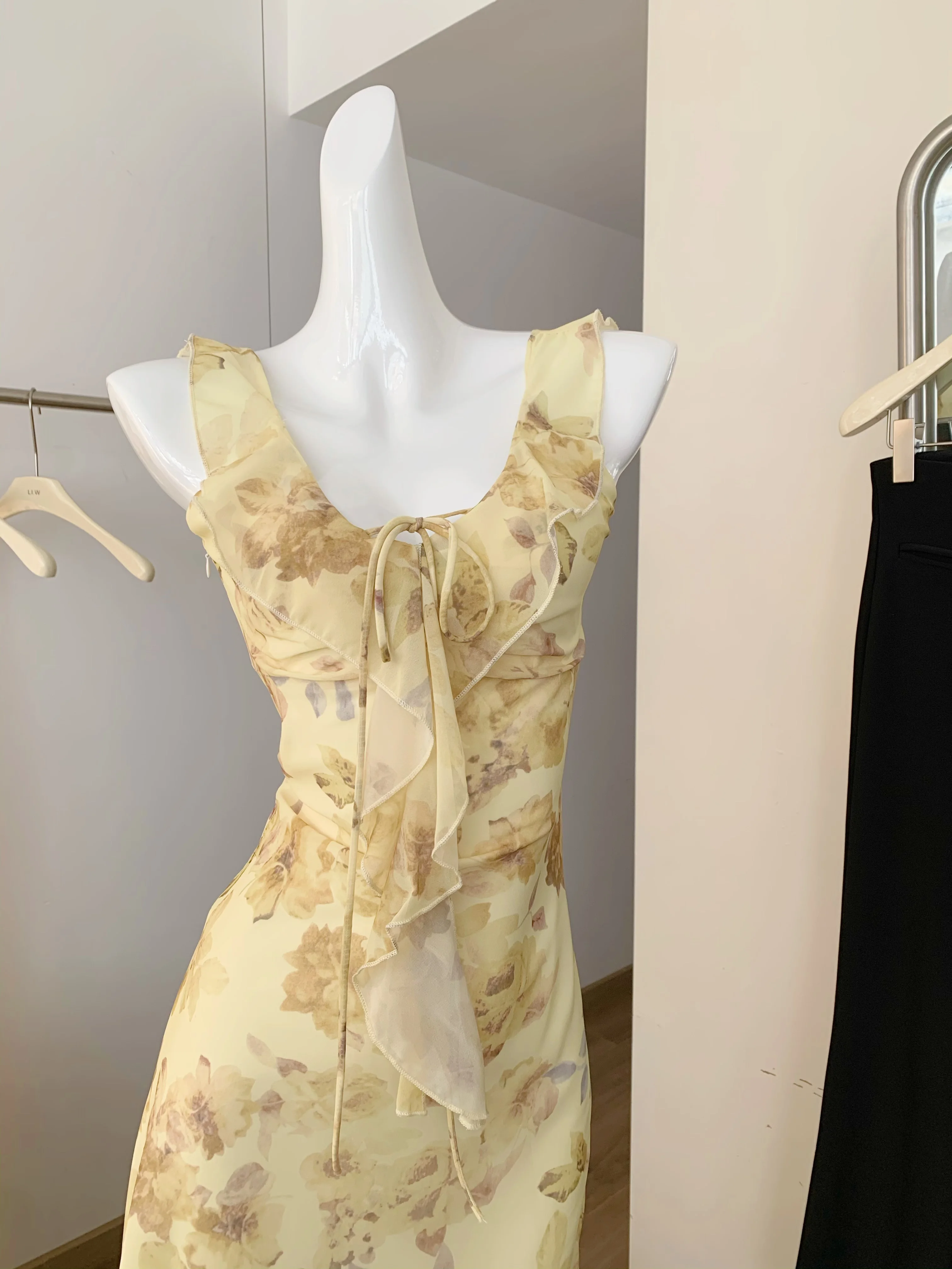 2025 フレンチスタイルの女性の黄色の花柄ドレス - フリル付きスリムフィットカットマキシドレス女性用休暇サンドレス