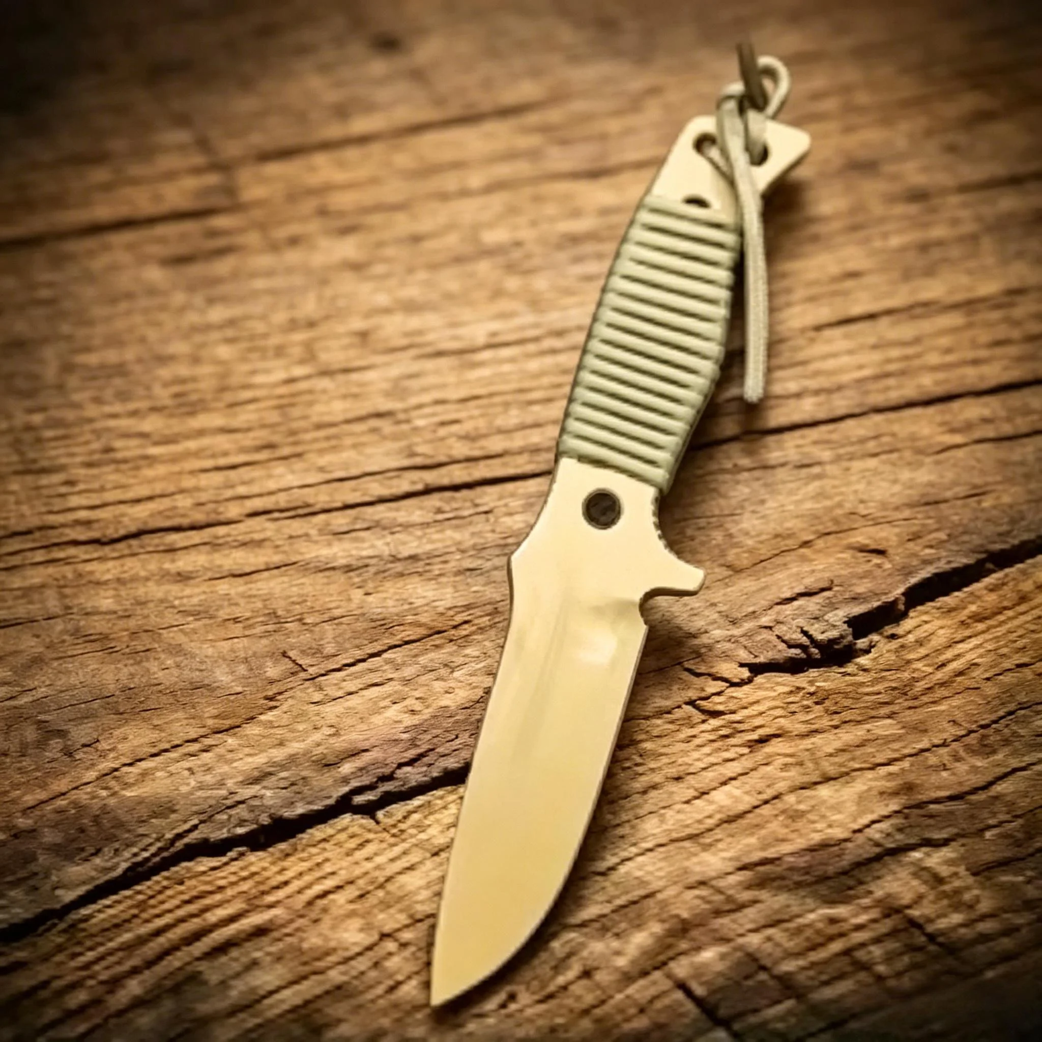 Multi-functional Outdoor Practical  Knife The Entire Knife Is Made of 9Cr18Mov Steel It Is Equipped with An Umbrella Rope
