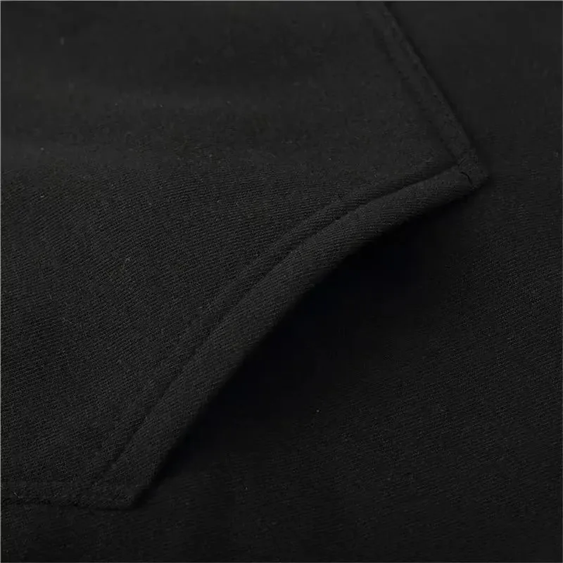 Winter- und Herbstmode für die Straße: Herren-Sweatshirt mit Kapuze und „Motorrad“-Muster. Warm und bequem. Oberteil für Outdoor-Bekleidung – Detail 12