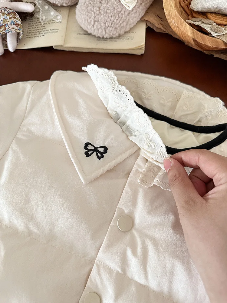 الفتيات الأبيض بطة أسفل معطف الدانتيل جولة الرقبة القوس السترات الدافئة الكورية أزياء الأطفال خفيفة الوزن أسفل سترة 0-4 سنة