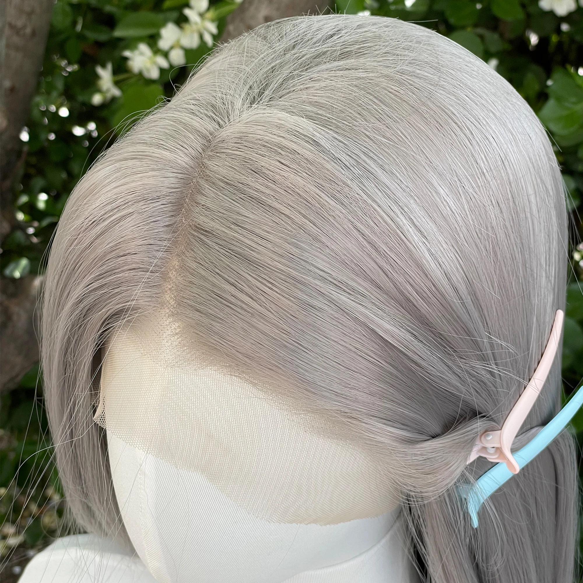 Splittergraue 13 x 4 synthetische Lace-Front-Perücken für schwarze Frauen, 66 cm lange, gerade, leimlose Perücken, graue hitzebeständige Perücken, freier Teil – Detail 4