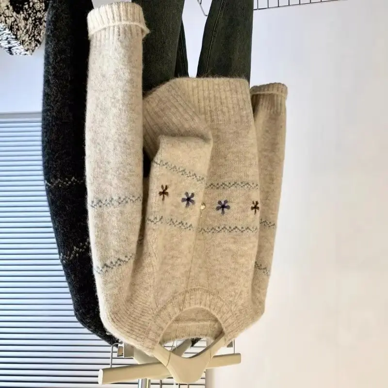 Women's Flower-embroidered Pullover Casual Sweater, A New Laid-back Style Loose and Thick Knitted Top for Autumn Winter Fashion.
