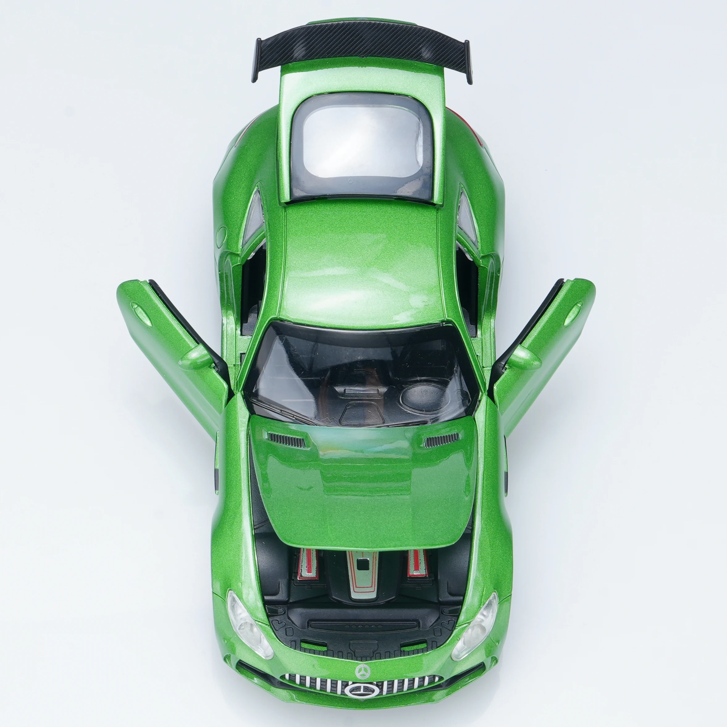 Grünes, vorgefertigtes Druckguss-Legierungsauto im Maßstab 1:32, geeignet für Druckgussautomodell-Enthusiasten, Desktop-Dekoration oder als Geschenk.