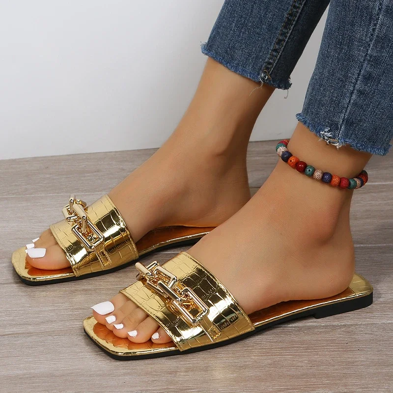 2024 Zomer Damespantoffels Met Platte Bodem Trend Mode Outdoor Strand Gouden Ketting Ontwerp Flip-Flops Vierkante Neus Open Teen Slippers