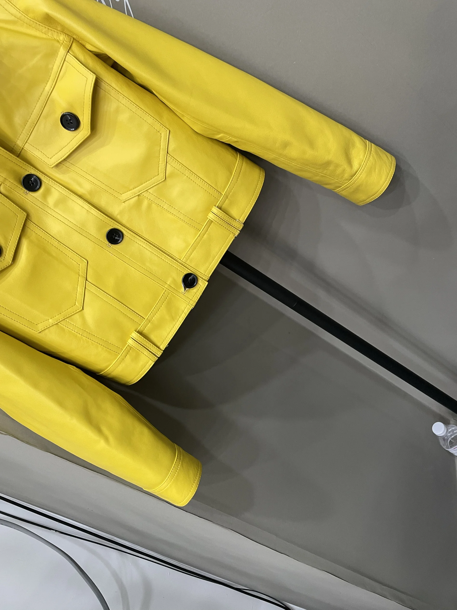 เสื้อแจ็คเก็ตหนังแท้สีเหลืองสำหรับผู้หญิง หนังแกะ คอเหลี่ยม สไตล์ลำลอง ติดกระดุมแถวเดียว ทรงมอเตอร์ไซค์ ไซส์ใหญ่