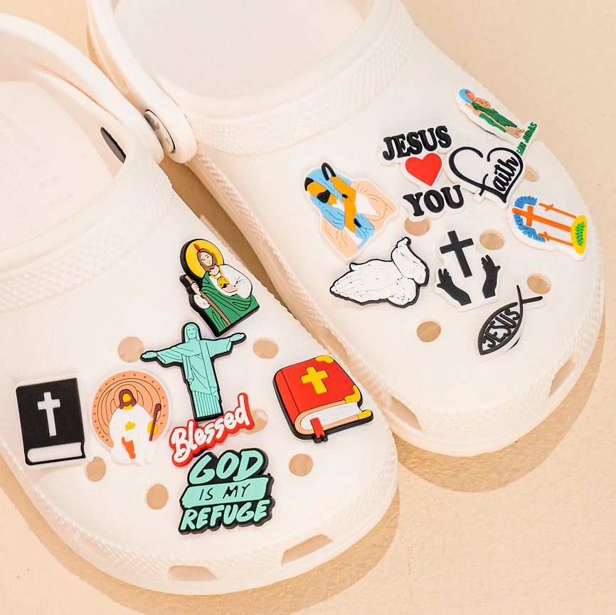 1 Stück PVC-Religionen-Schuhanhänger, Schuhnadeln, christlicher Jesus, gesegnete Heilige Bibel, Sandalen, Zubehör für Damen und Herren, Clog-Schnallen – Detail 2