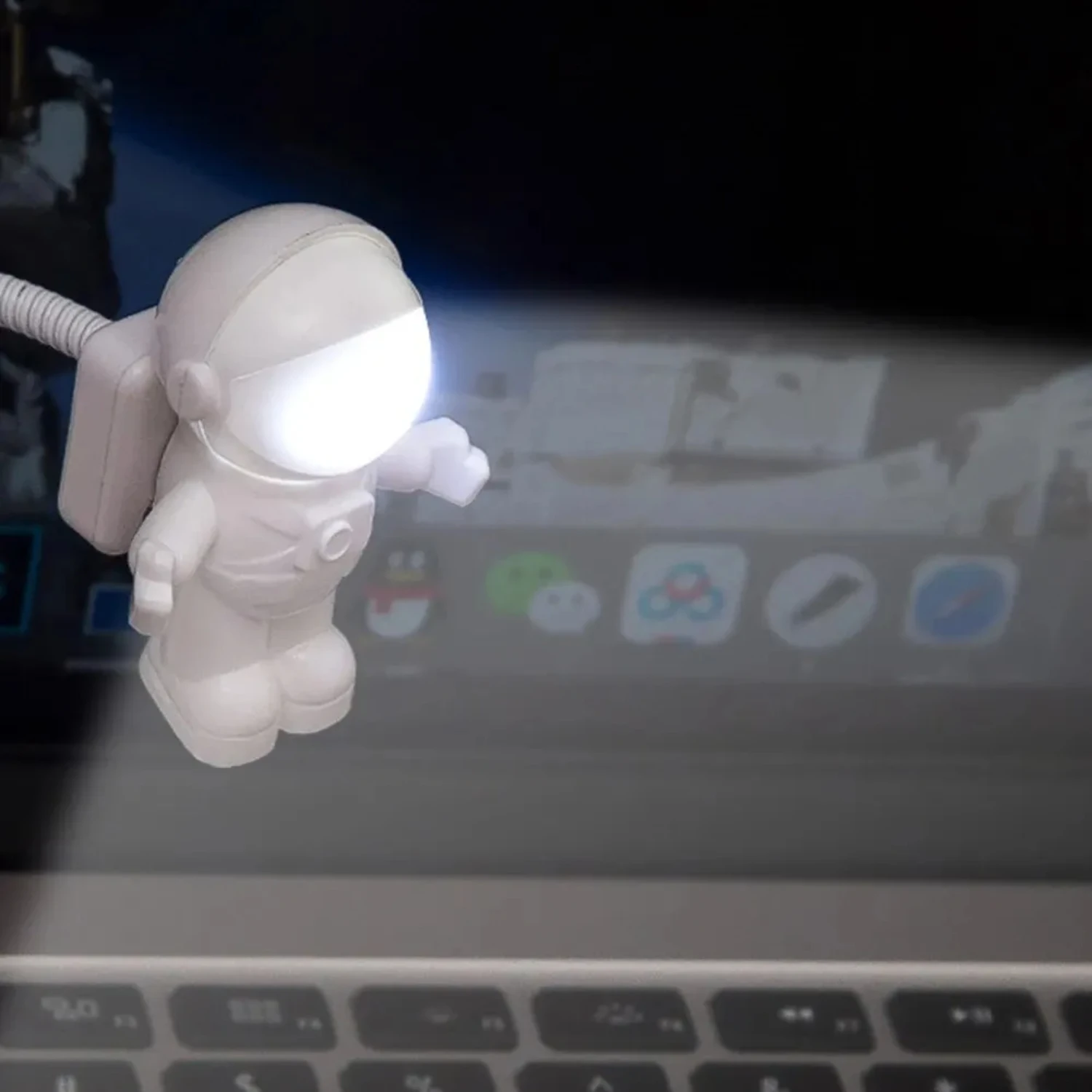 Portable White Astronaut Shaped USB Powered Night Light for Computer Laptop, DC 5V Desk Lamp with Space Lighting and Reading Fun