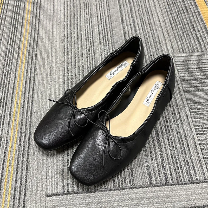Neu in der Mode: Weiche Damen-Ballerinas mit flachem Absatz, lässige, flache Damenschuhe zum Hineinschlüpfen, mit Schmetterlingsknoten. – Detail 1
