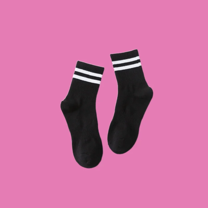 2/5 Paar neue Sommer Baumwolle Ins Trend Frühling und Herbst Stil schwarz und weiß lange Socken Sports ocken Damen Mid-Tube Socken