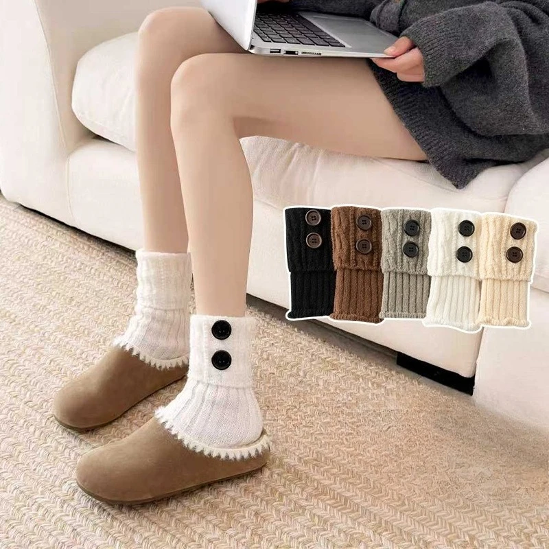 meias-de-inverno-para-mulher-com-botoes-e-design-de-cano-dobrado-em-malha-de-cor-lisa-com-efeito-de-camadas-para-usar-com-botas-e-manter-os-pes-quentes